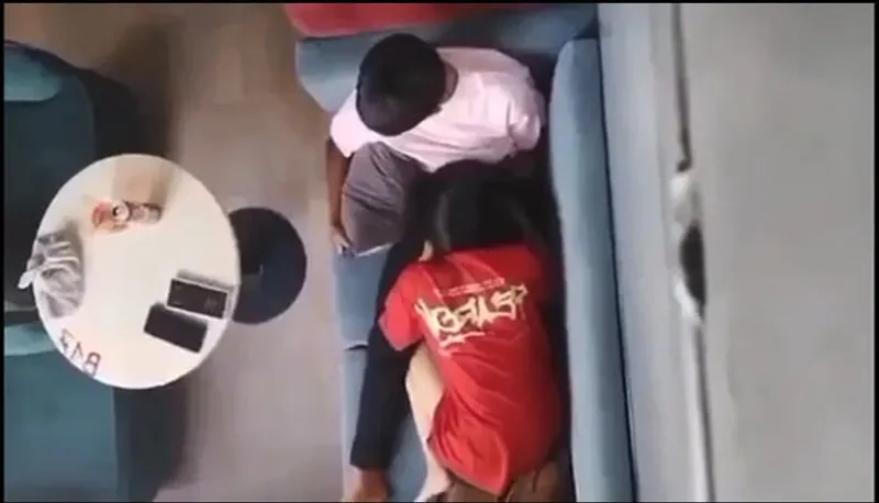 Quay lén em người yêu liếm mút cho em ghệ nơi công cộng