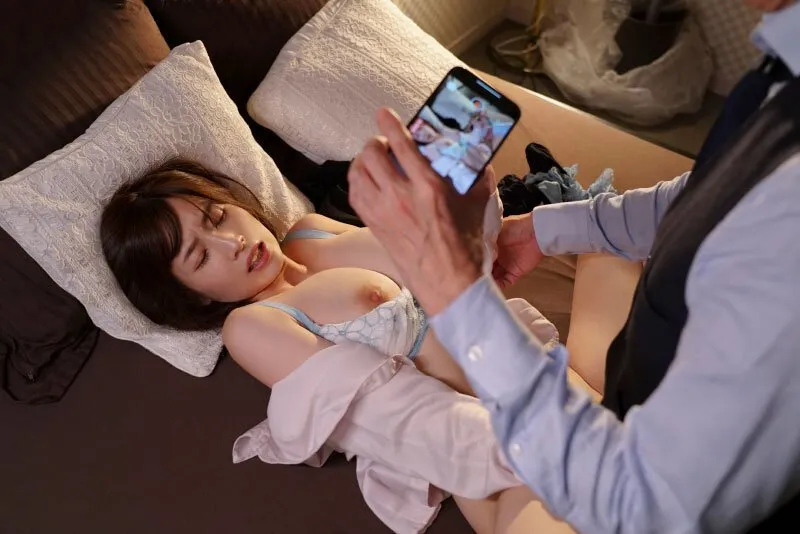 Tiền bối chuốc thuốc em thư ký bắt phang cả đêm khi đi công tác xa