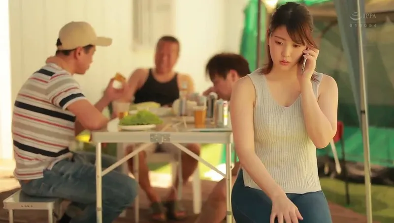 Gã chồng khờ để người vợ tham gia sự kiện cắm trại với mấy gã nhà sát bên và cái kết