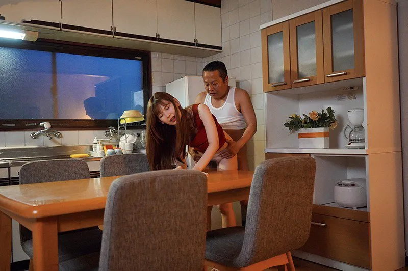 Công chúa bị anh xã mới của mẹ địt mỗi ngày, cho dù đã có người yêu