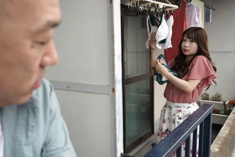 Gã nhà cạnh bên chuyên soi mói và cặp vợ anh xã thường xuyên rên la quá to