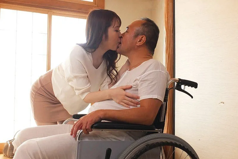 Người tình của con trai hiếu thảo chăm sóc bố chồng yêu tàn tật