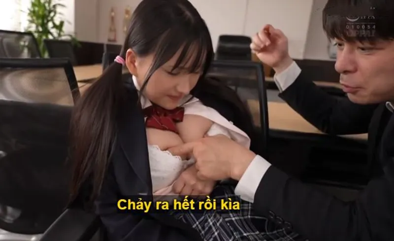 Trong suốt 3 năm, thầy giáo rèn luyện cô học trò ngực đẹp thành "hũ đựng tinh"